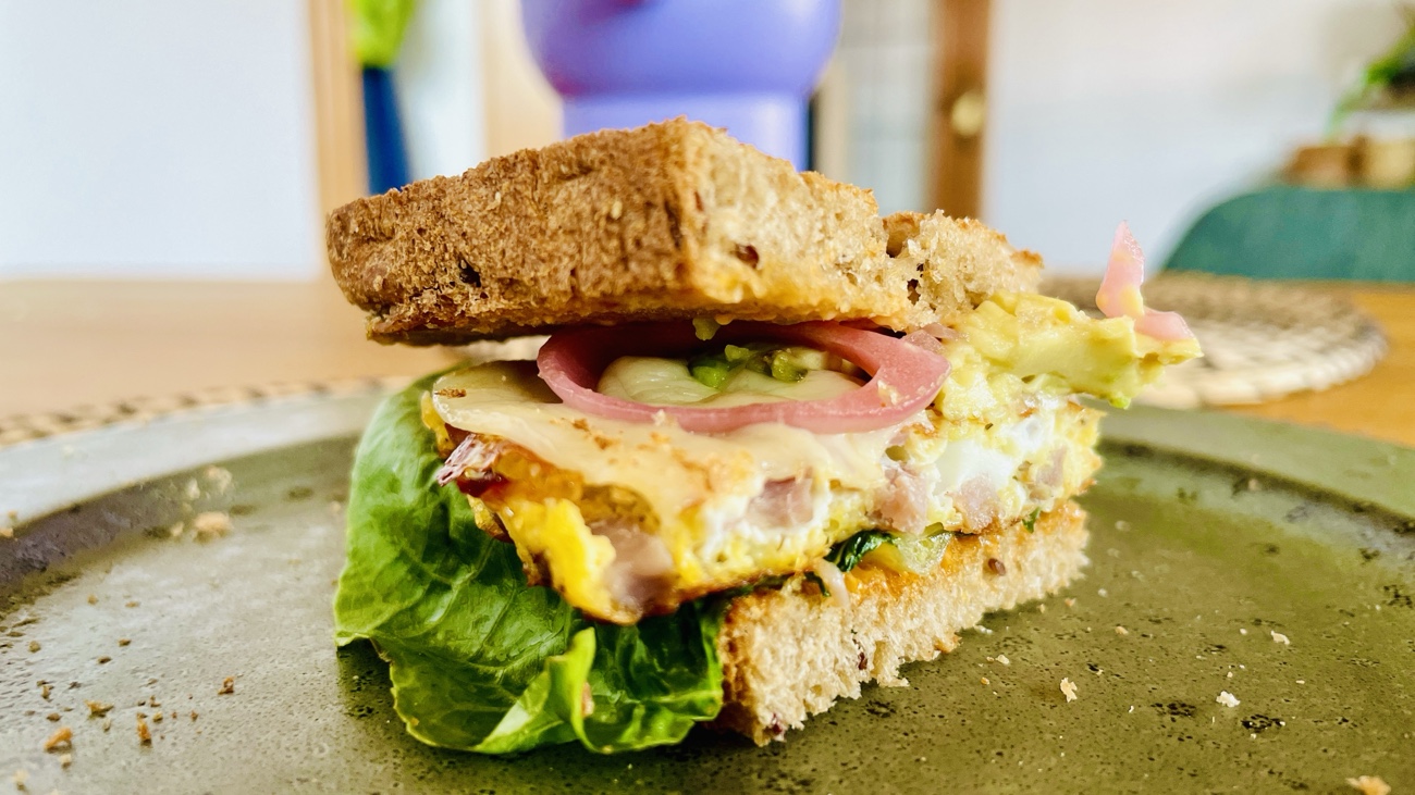 Spiegelei Deluxe: Frühstücks-Burger mit pinken Zwiebeln und Avocado