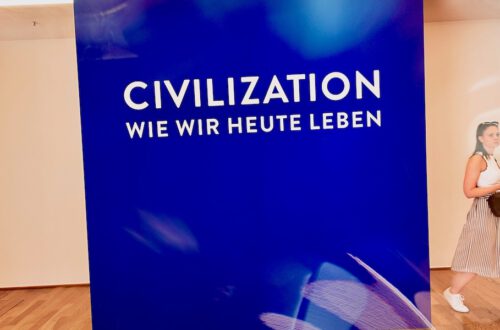 Die Ausstellung Civilization in der Kunsthalle München zeigt anhand Fotografien, wie wir heute leben.